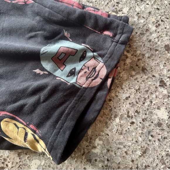 H&M Kids' Black MARVEL Graphic Shorts l Size:6 - Picture 4 of 9